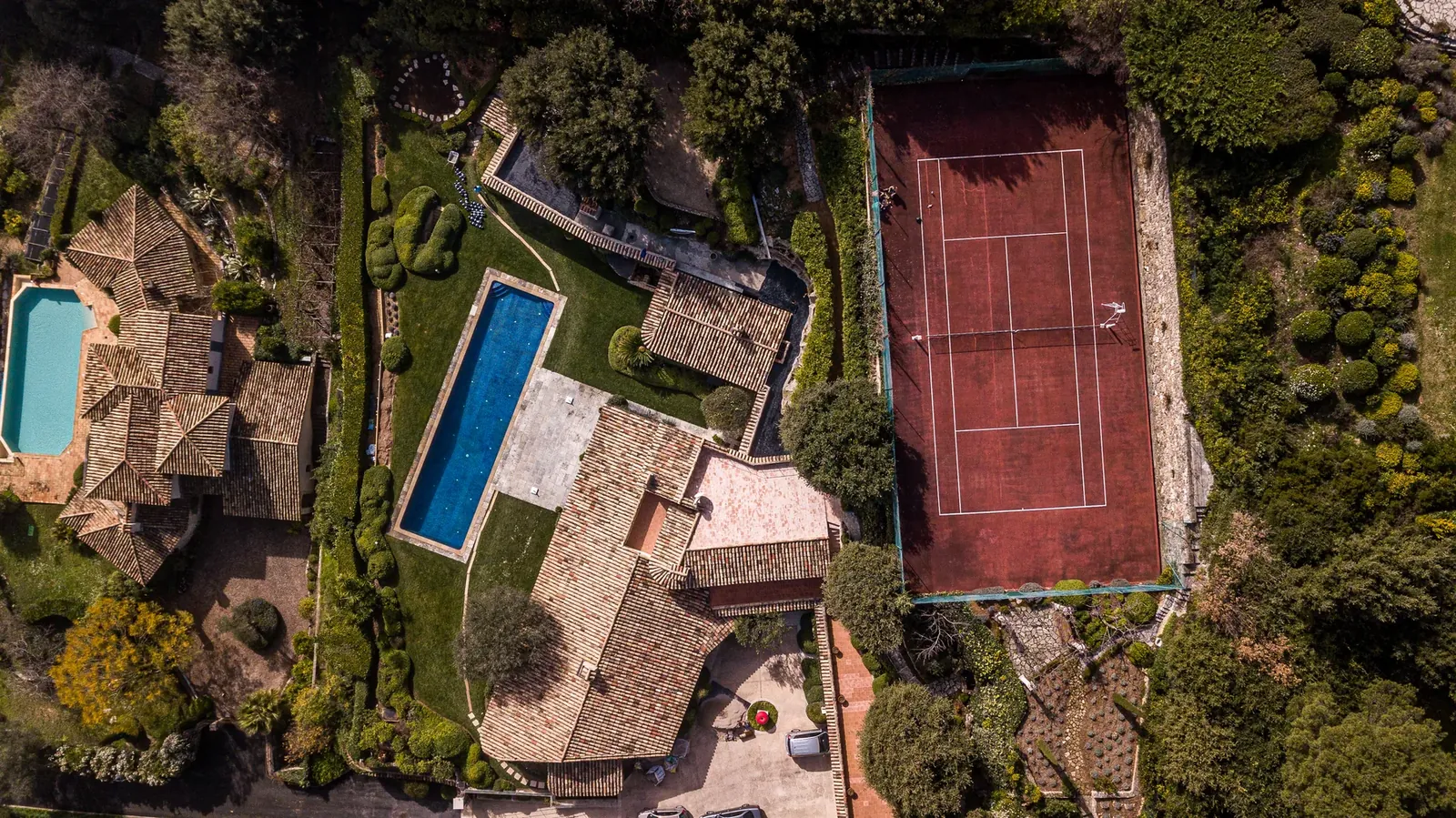 Le Mas de la Paix vu du ciel : villa, piscine, jardins et court de tennis
