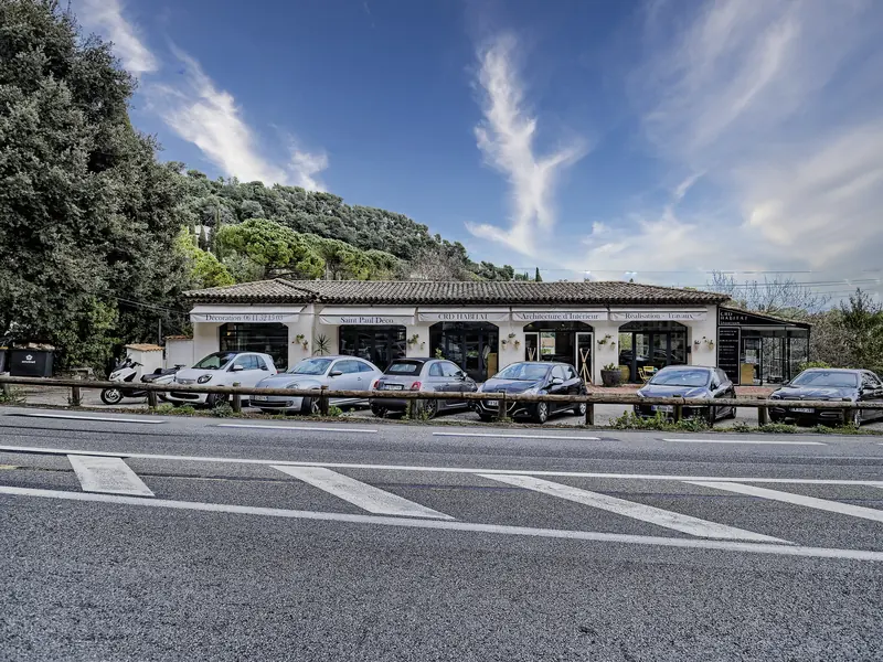 L'agence CRD Habitat au pied de la colline, le long de la route de la Colle à Saint-Paul-de-Vence