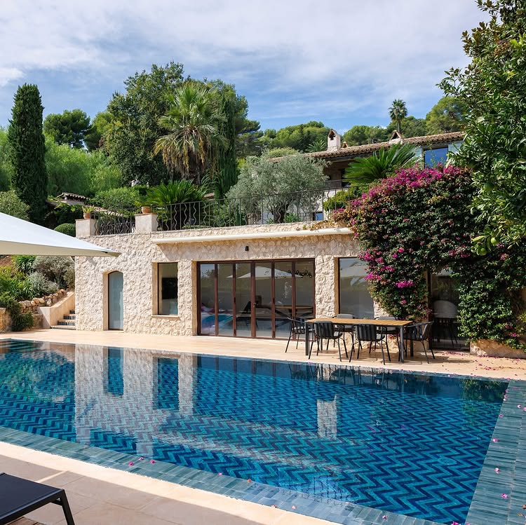 Bastide en pierre, piscine et bougainvillier, prête à accueillir des hôtes