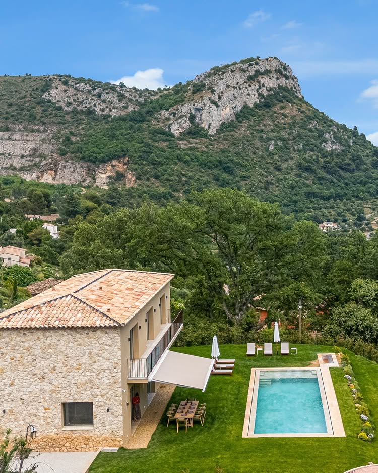 Mas en pierre restauré face au Baou de Vence