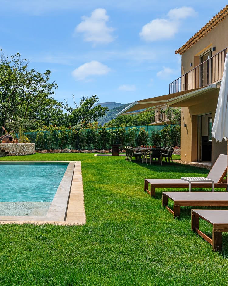 Villa contemporaine et couloir de nage entretenus toute l'année