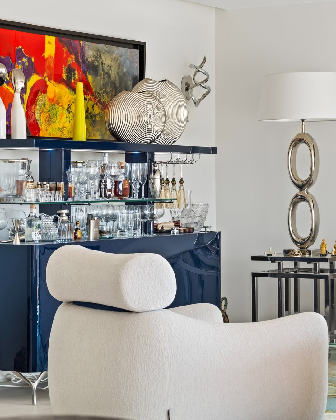Bar bleu nuit et fauteuil : le mobilier posé, dernière étape du projet