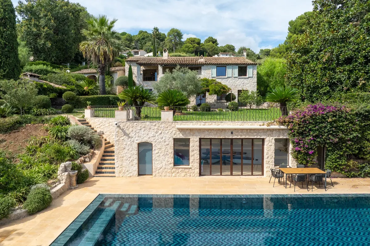 Demeure en pierre et piscine dans un jardin méditerranéen