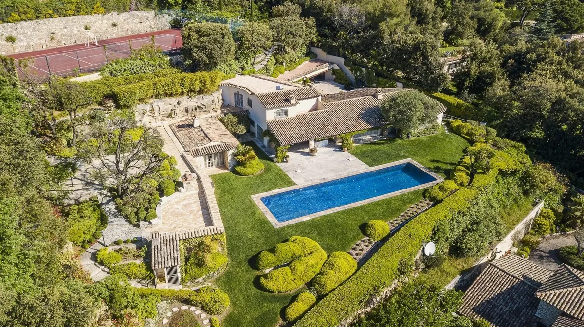 Le Mas de la Paix seen from above: residence, pool and Mediterranean gardens