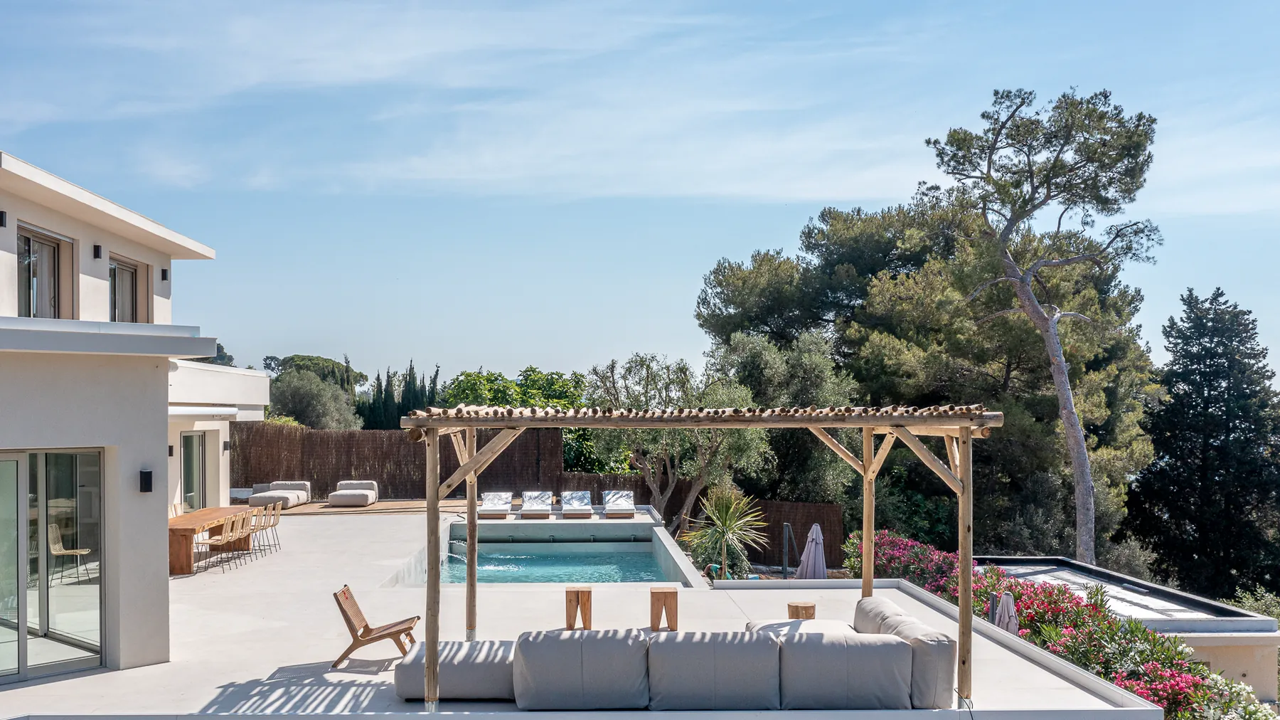 Villa DJORNO : la pergola de bois et le salon d'extérieur en toiture, au-dessus de la piscine