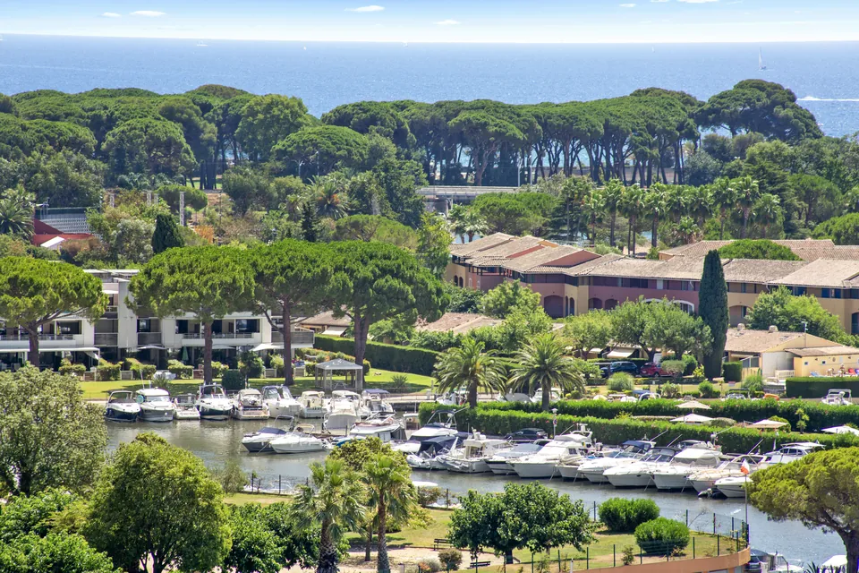 Aurea Apartment — The landscaped setting of the residence