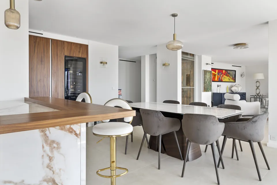 Aurea Apartment — The kitchen and its sculptural island