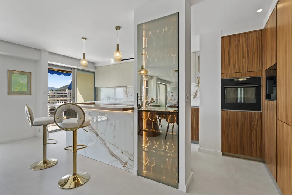 Aurea Apartment — The illuminated display cabinets and the gilded finishes