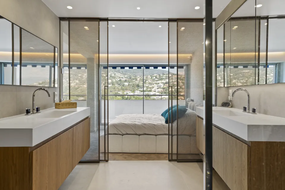 Aurea Apartment — The bathroom opening onto the landscape