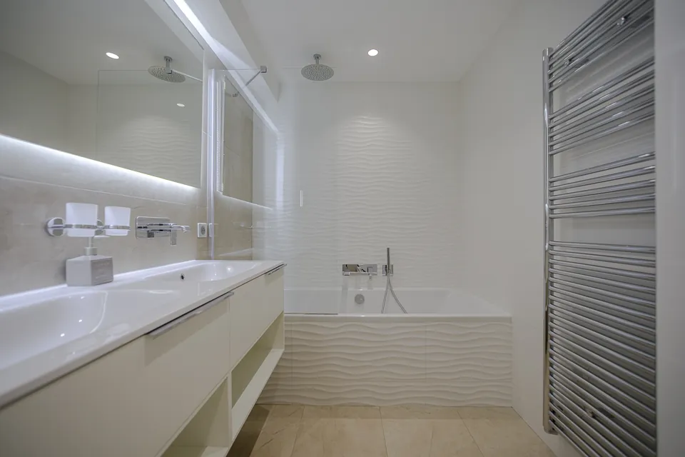 Azura Apartment — The bathroom and its light surfaces