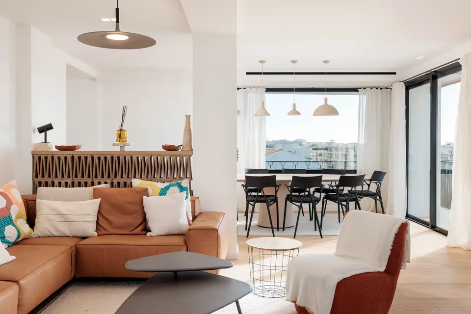 Appartement Sienna — Le salon aux tonalités terracotta