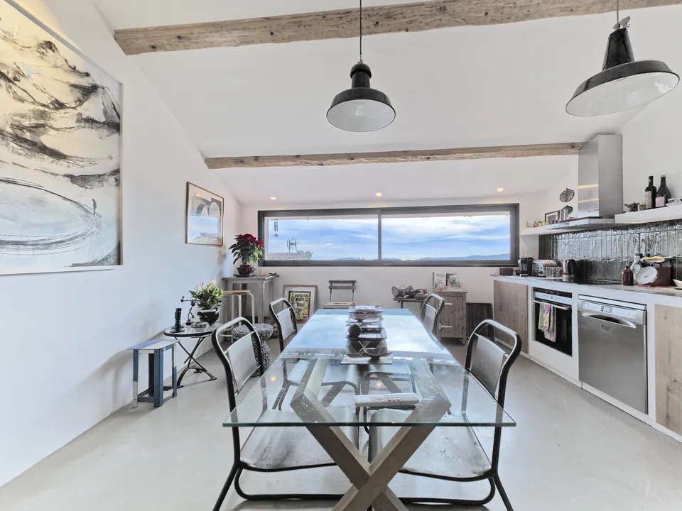 L’Atelier des Arts — The dining room and the art objects