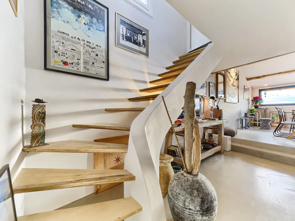 L’Atelier des Arts — The staircase and the contemporary artworks