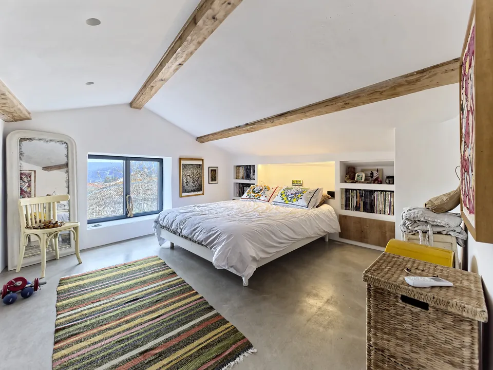 L’Atelier des Arts — The living spaces and the furniture with industrial accents
