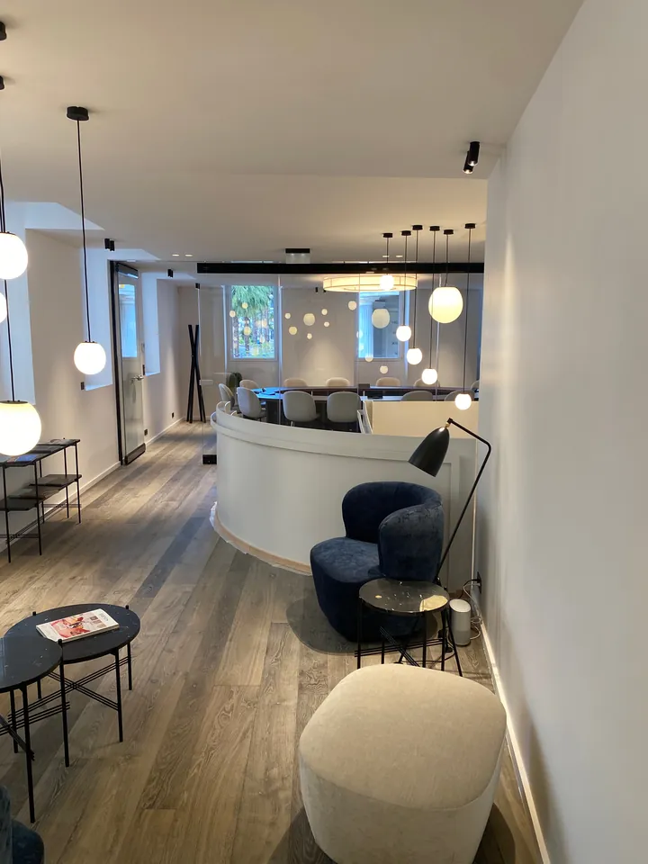 BARNES Cannes — The circulation areas and the built-in furniture