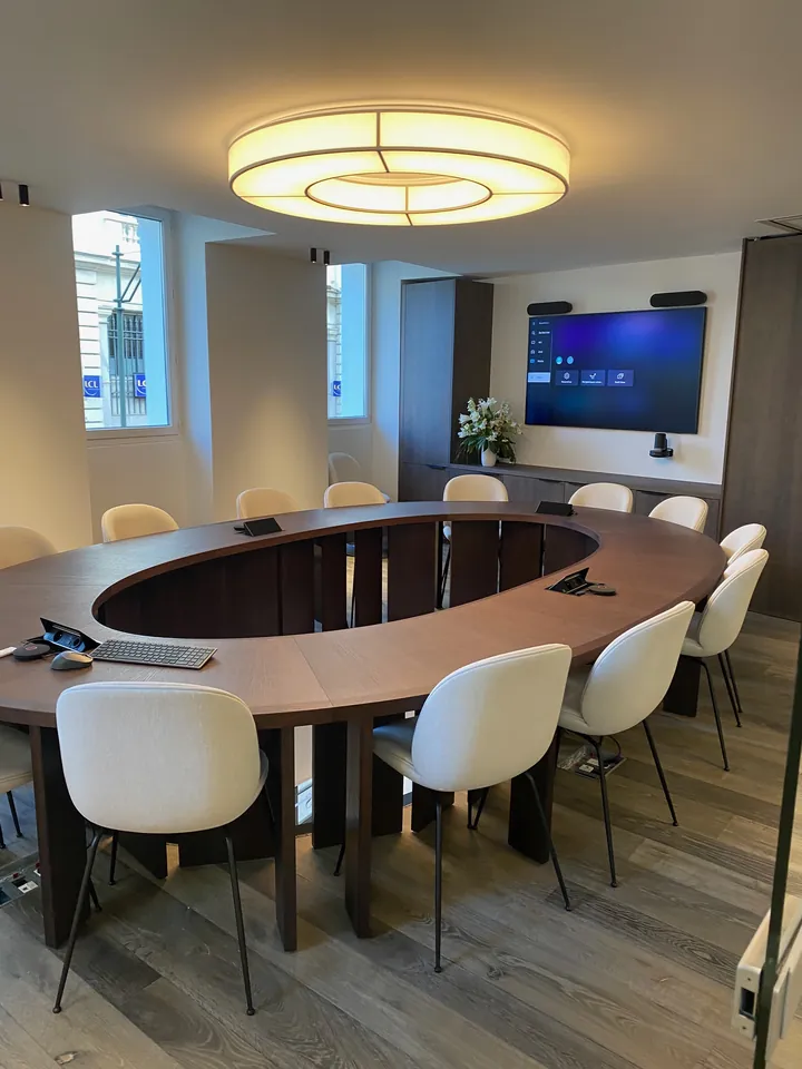 BARNES Cannes — La table de réunion et l’éclairage circulaire