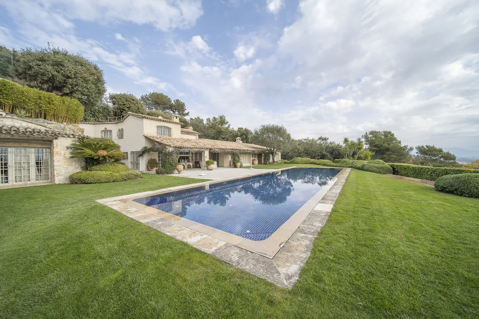 Domaine des Horizons — La piscine géométrique et les terrasses paysagères