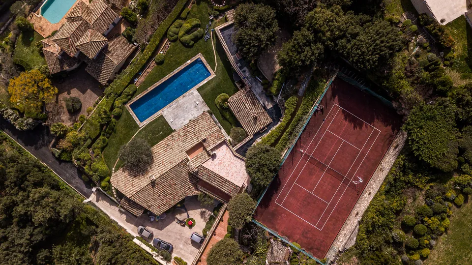 Domaine des Horizons — The estate, its pool and its tennis court