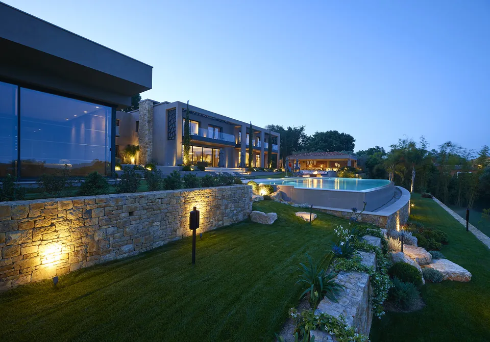 La Réserve — The gardens and the pool at dusk