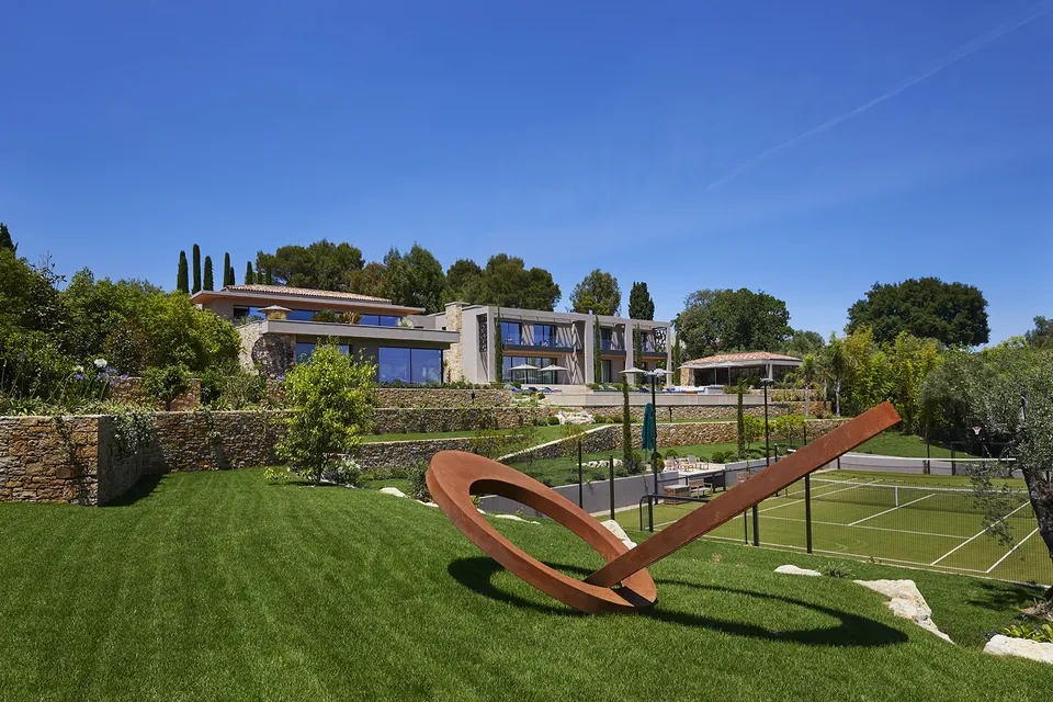 La Réserve — The landscaped garden and the relaxation areas