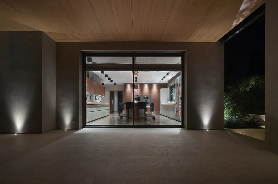 La Réserve — The wood panelling and the compositions of light