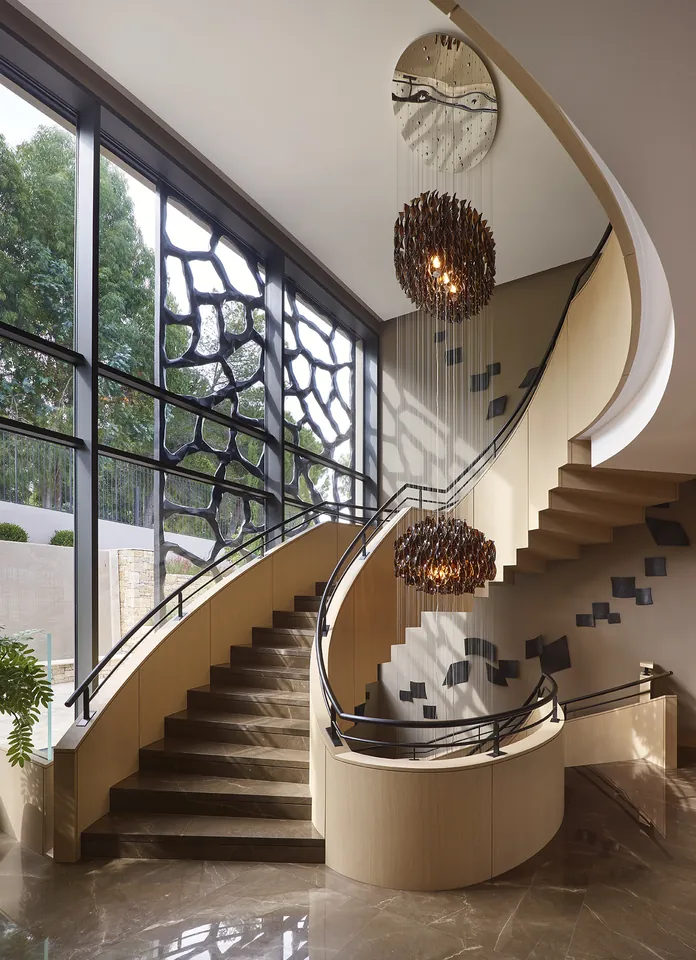 La Réserve — L’escalier sculptural et ses courbes aériennes