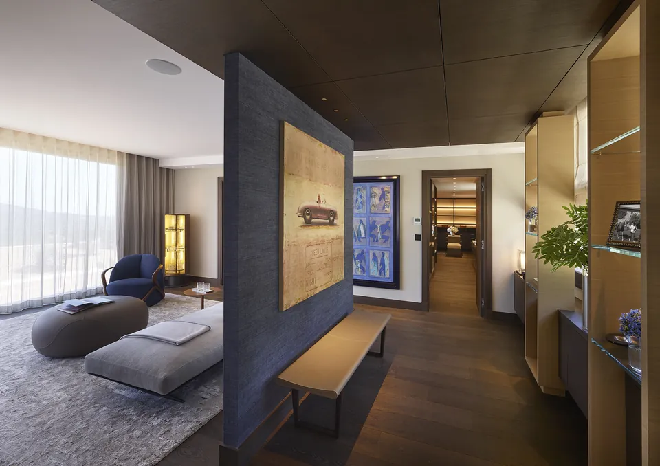 La Réserve — The bedroom and its private sitting room