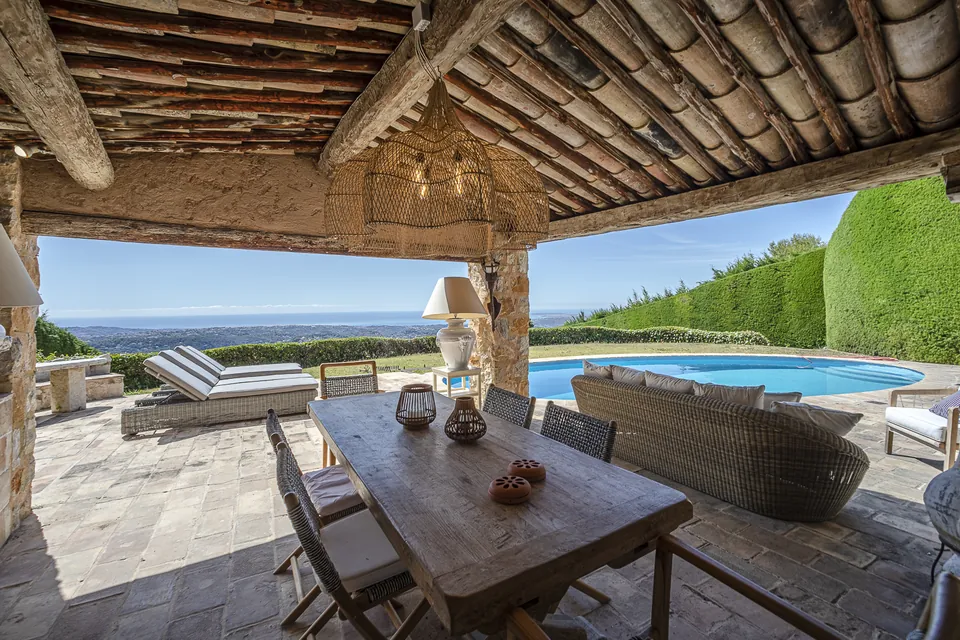Le Mas des Cimes — La terrasse couverte et la piscine face à la mer