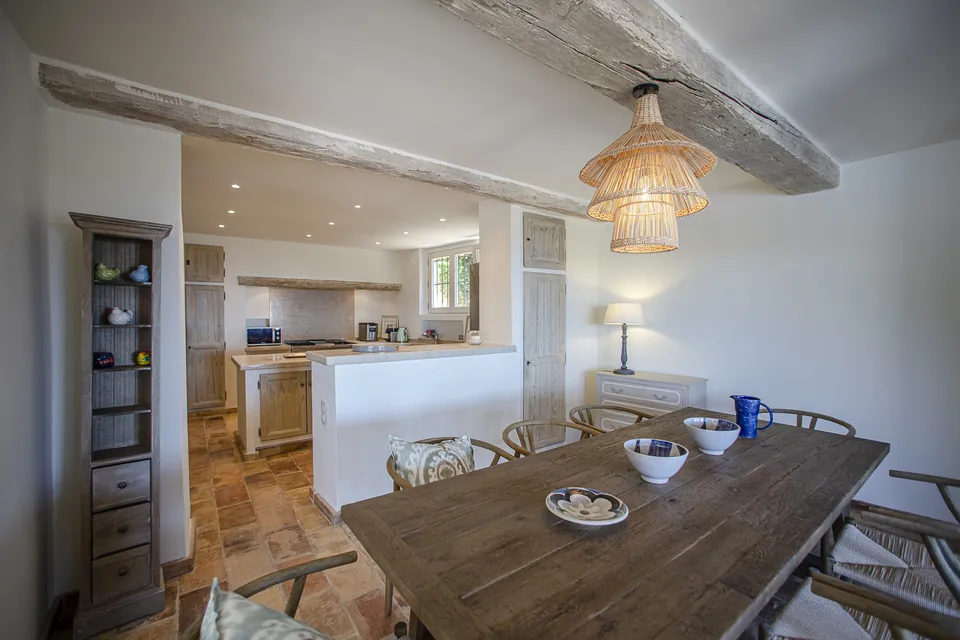 Le Mas des Cimes — The dining room and its authentic materials