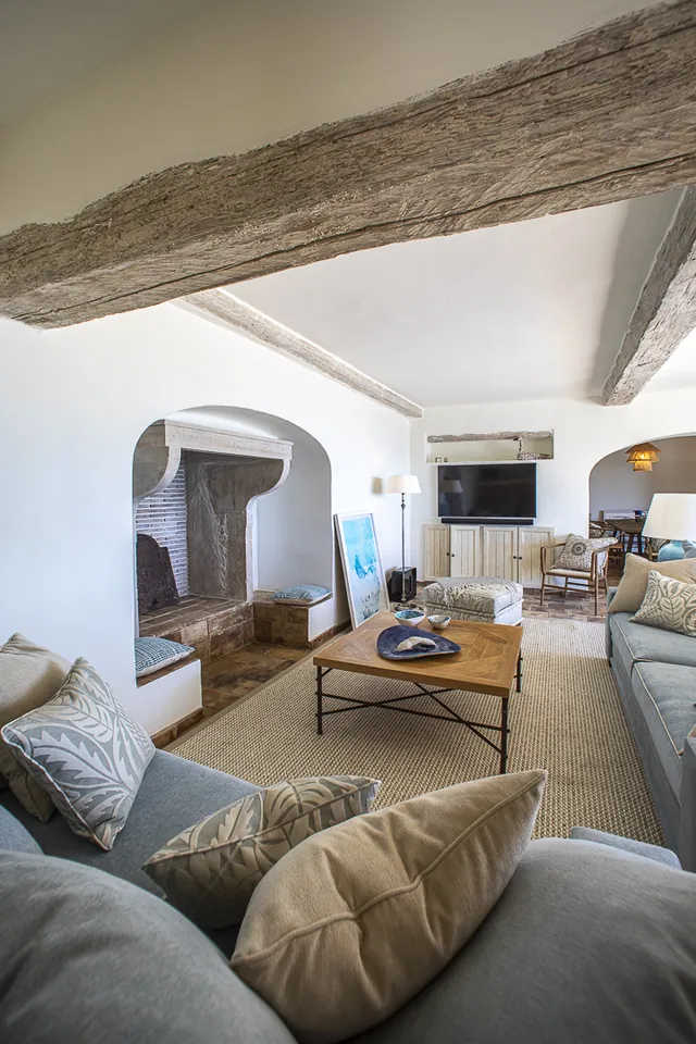 Le Mas des Cimes — The living room and its sober-lined furniture