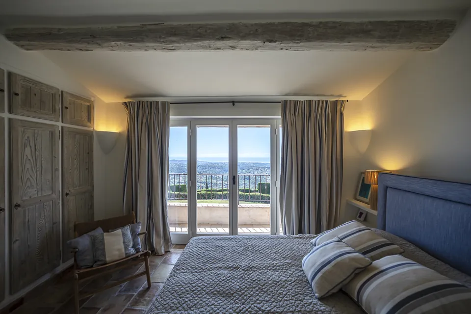 Le Mas des Cimes — The bedroom turned towards the horizon