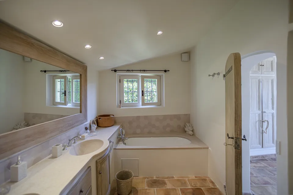 Le Mas des Cimes — The bathroom and its natural finishes