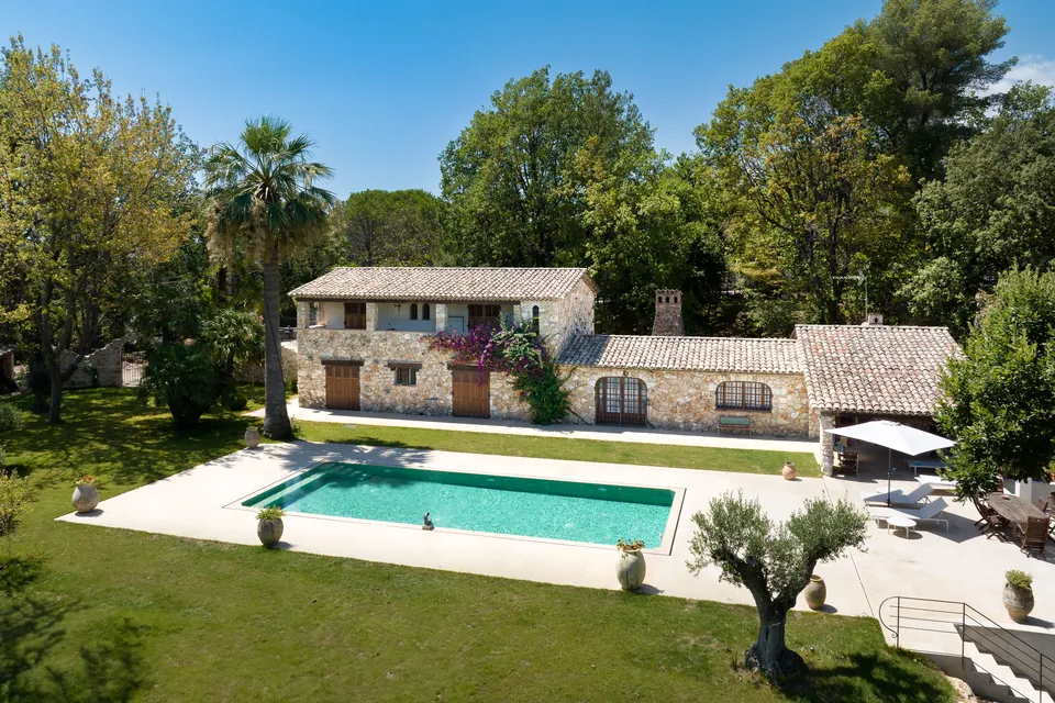 Le Mas du Roi — Le mas provençal et sa piscine