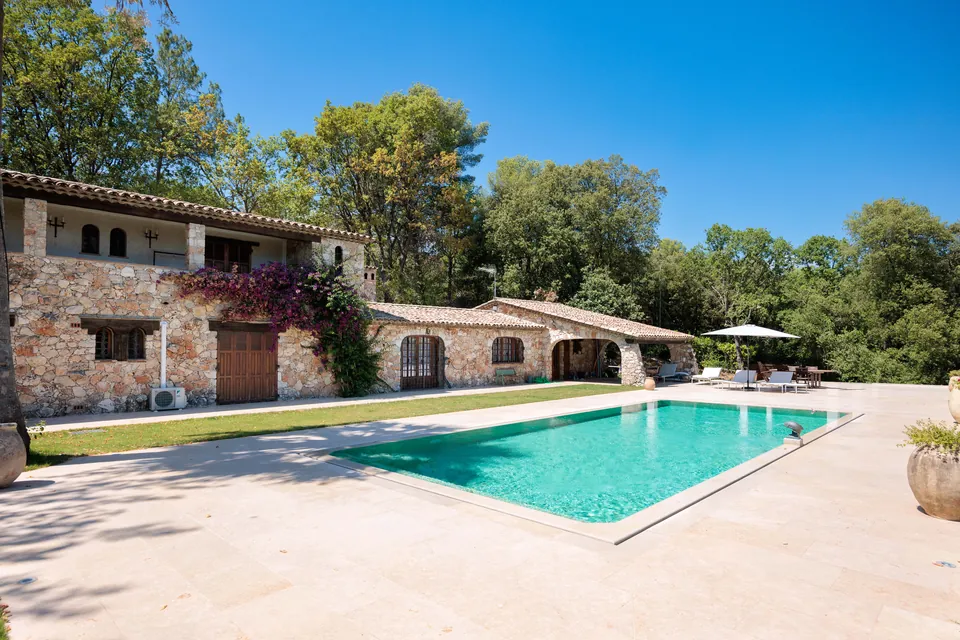 Le Mas du Roi — The emerald pool and the stone terraces