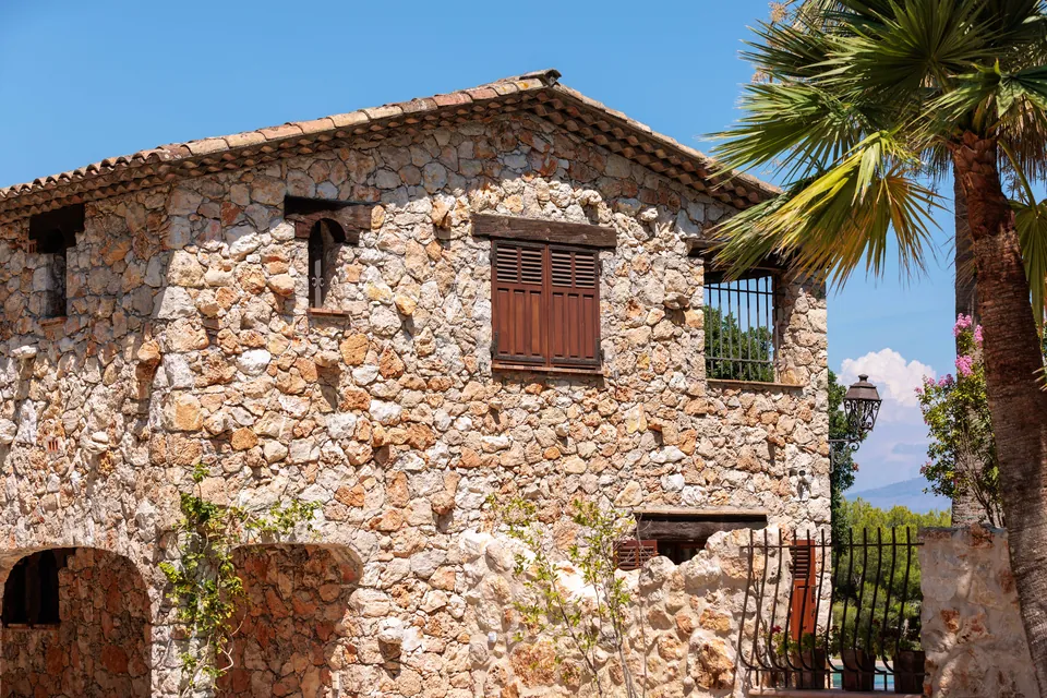 Le Mas du Roi — The stone façade and the traditional openings