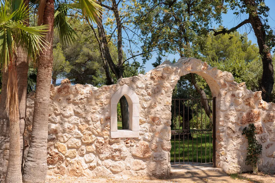 Le Mas du Roi — The stone arches in the garden