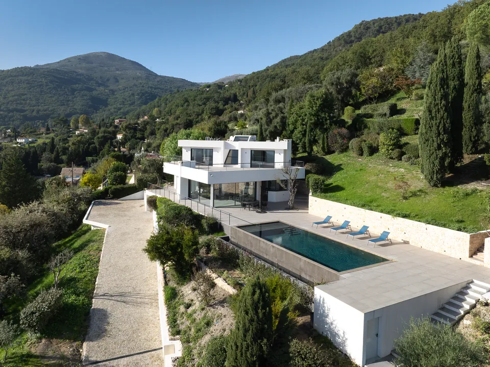 Villa Aélys — La villa contemporaine et son implantation dans le paysage
