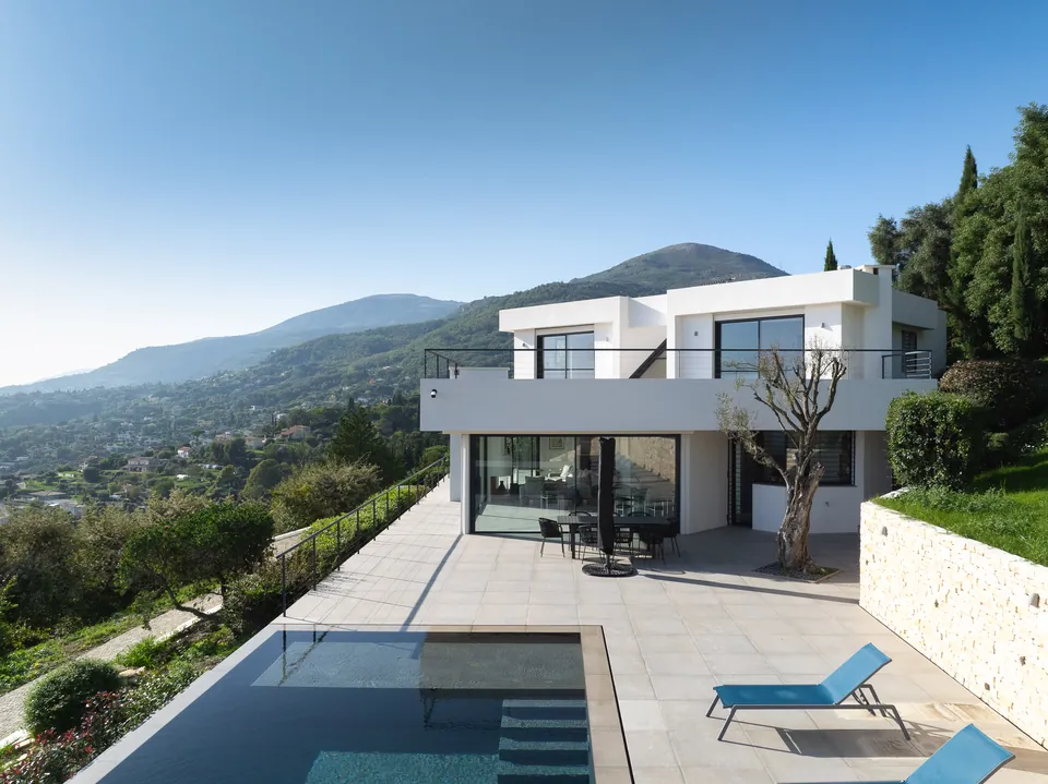 Villa Aélys — The infinity pool facing the hills