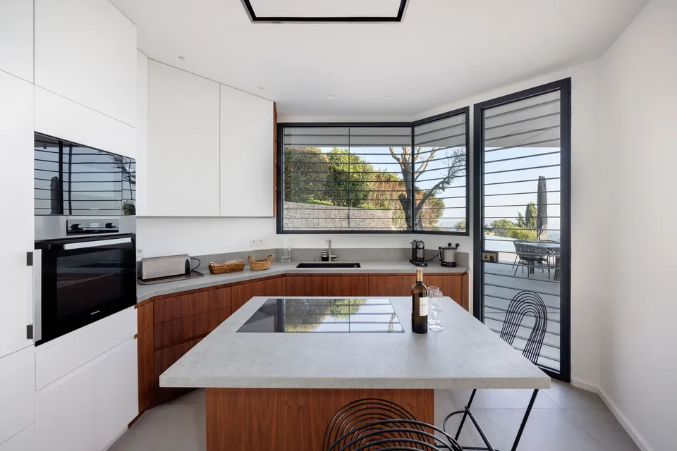 Villa Aélys — The open kitchen and the natural materials