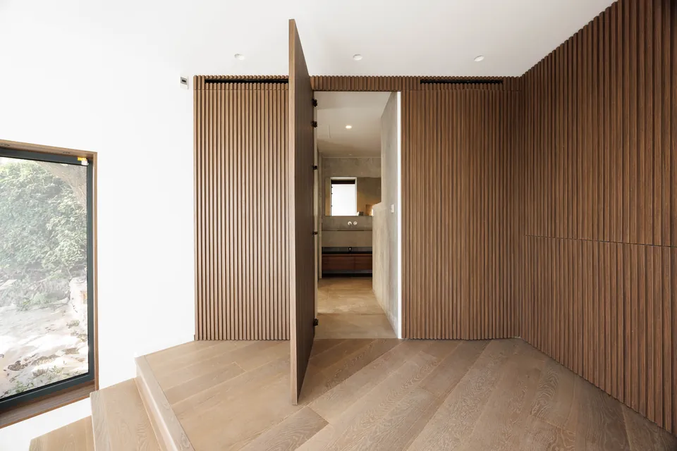 Villa Aélys — The wooden fittings and the circulation areas