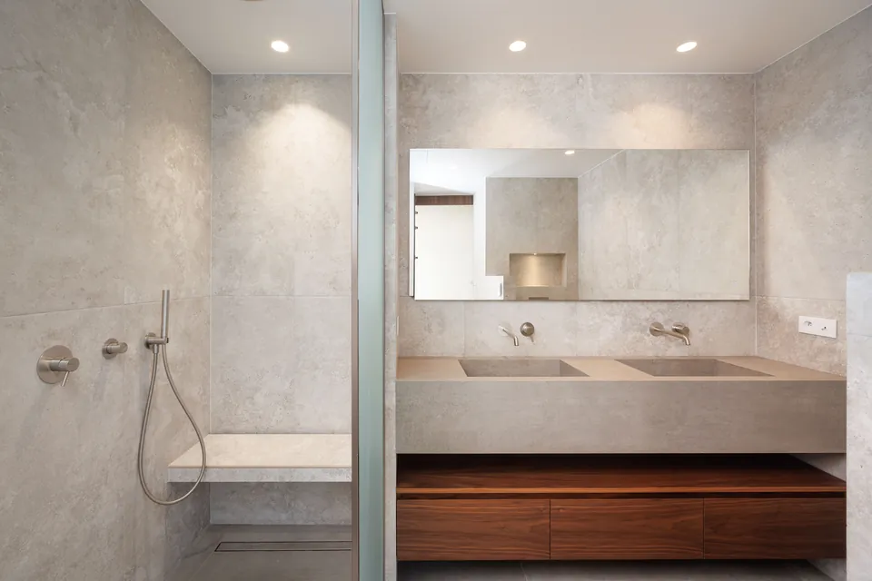 Villa Aélys — The bathroom in mineral tones