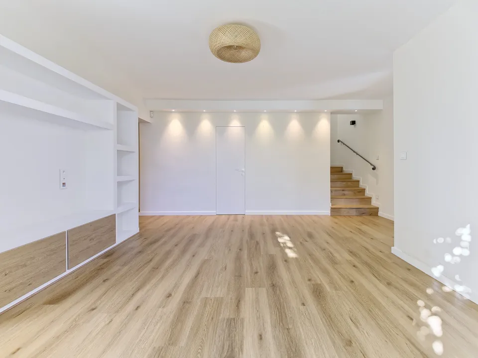 Villa Alba — The open volumes and the natural wood flooring