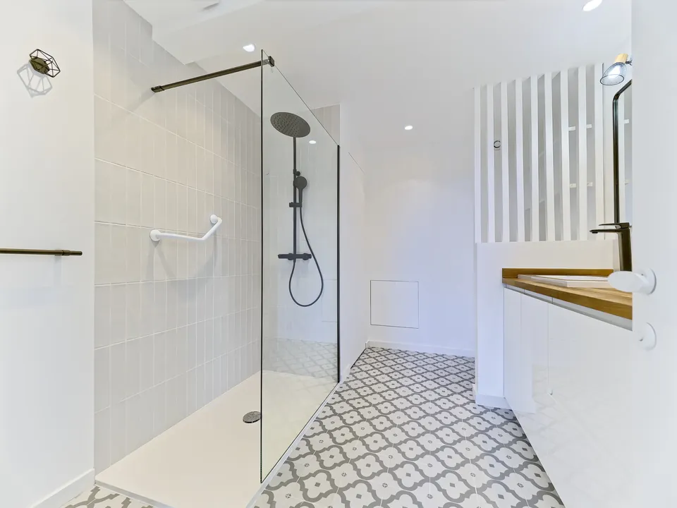 Villa Alba — The shower room and its light finishes