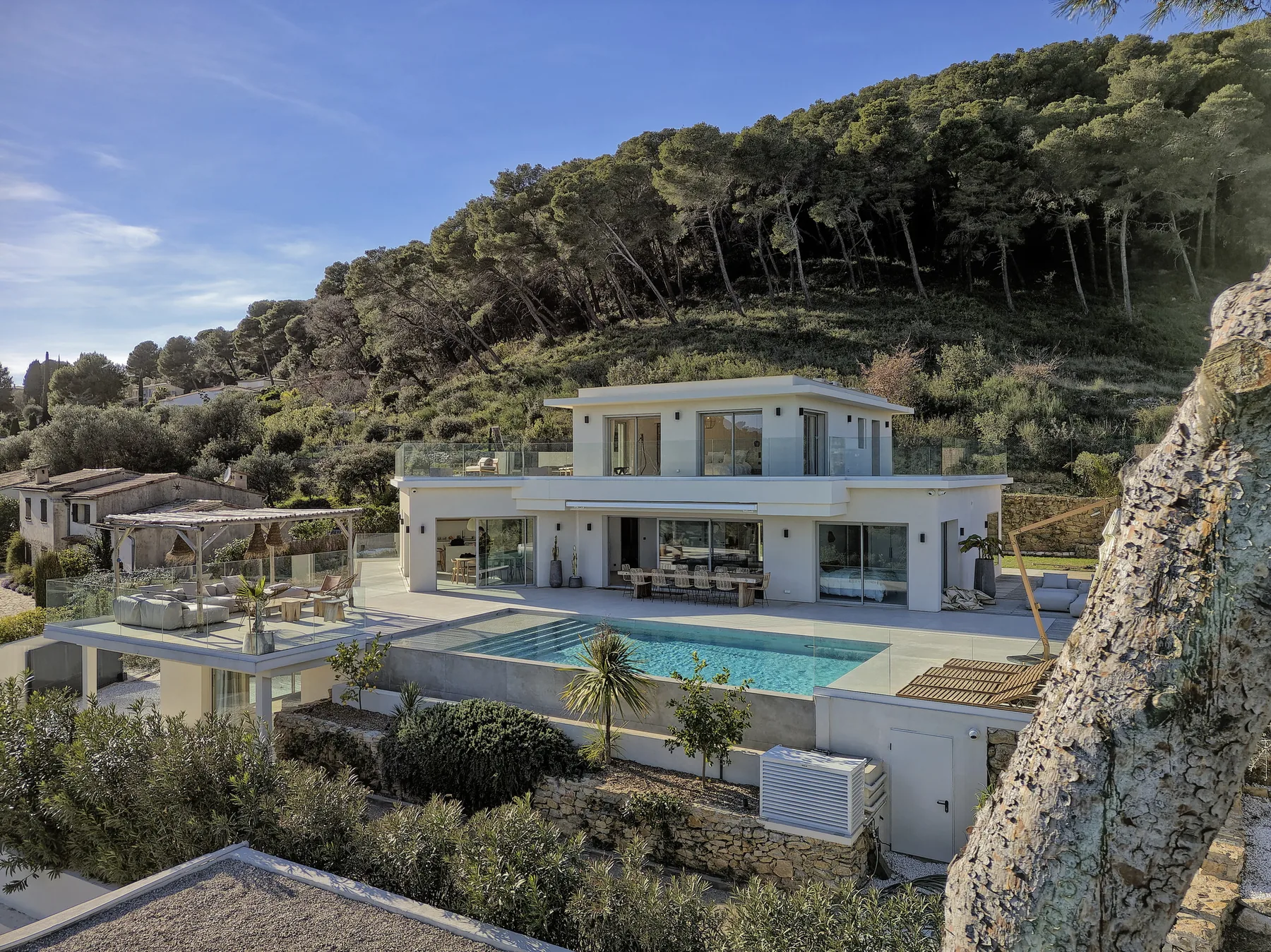Villa Azur : vue aérienne de la villa contemporaine, de la piscine et des terrasses dans les collines