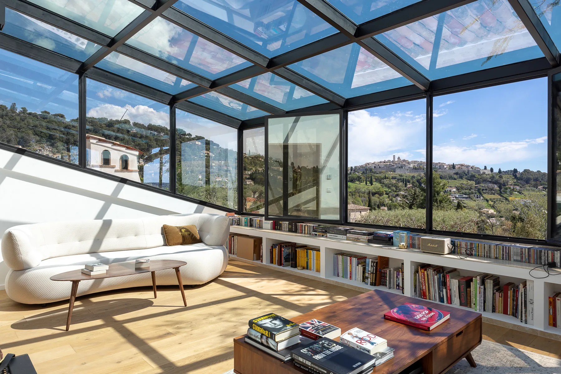 Villa Mélodie : salon-bibliothèque sous la verrière, face au village de Saint-Paul-de-Vence