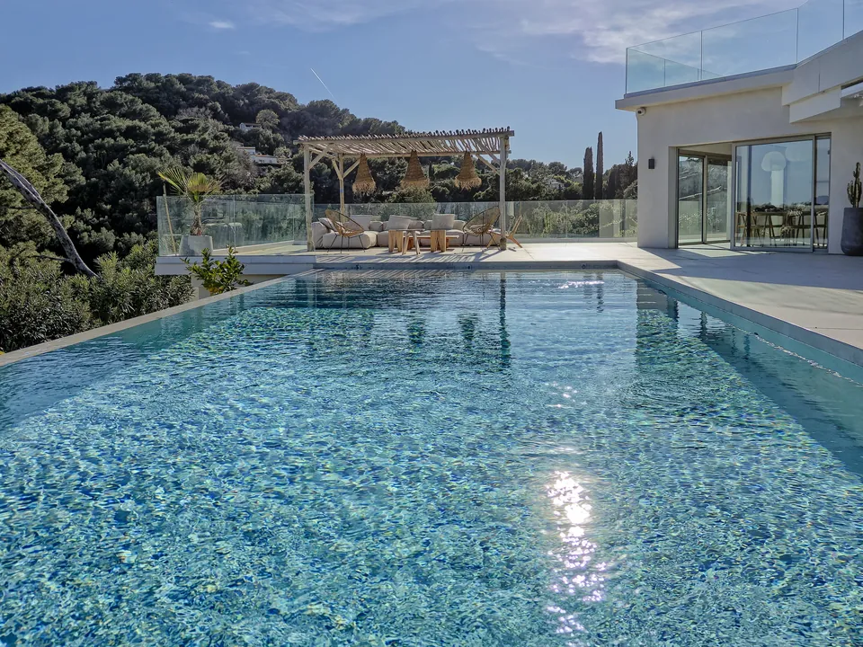 Villa Canopée — The villa reflected in the pool