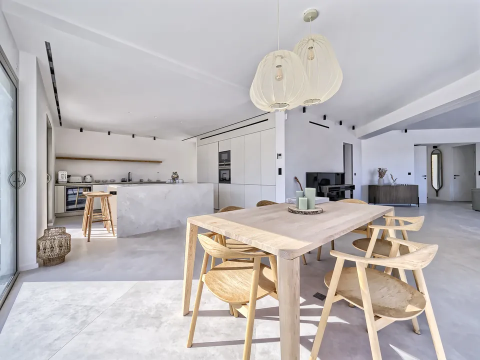 Villa Canopée — The dining room and its natural pendant light
