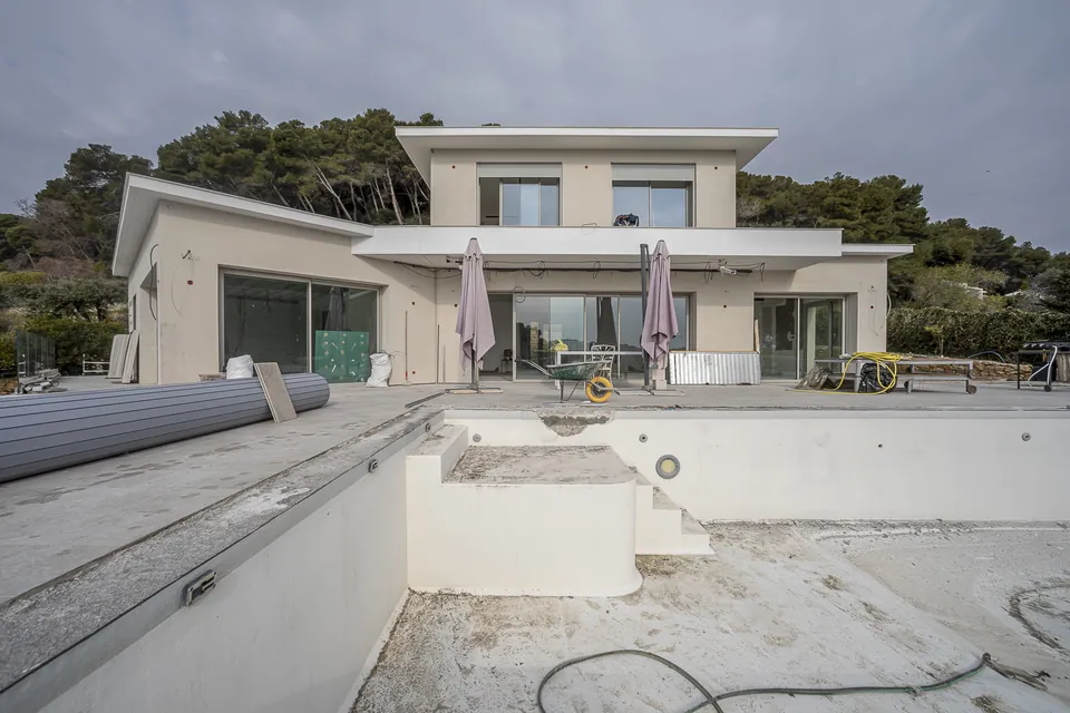 Villa Canopée — the façade and the pool, before the renovation