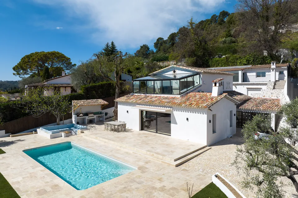 Villa Mélodie — La villa, sa verrière et la piscine vues du ciel