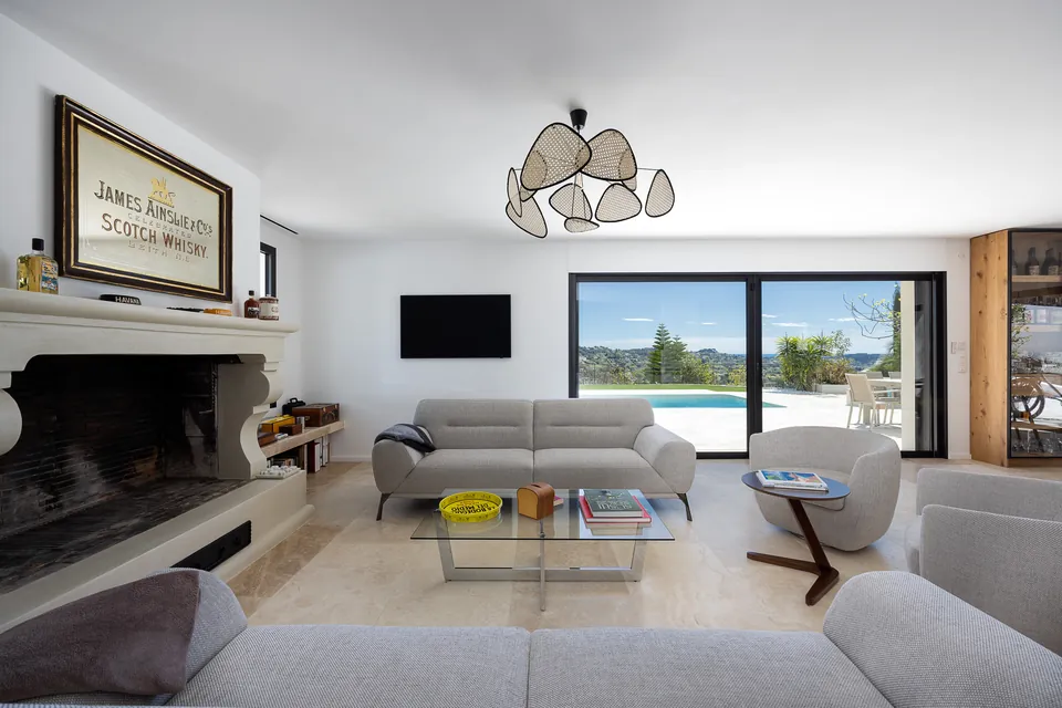 Villa Mélodie — The living room and its views over the hills